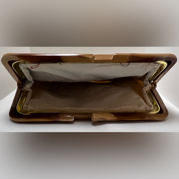 VINTAGE: Floral Tapestry Bakelike, kissy lock top,  bag. - Picture 15 of 16